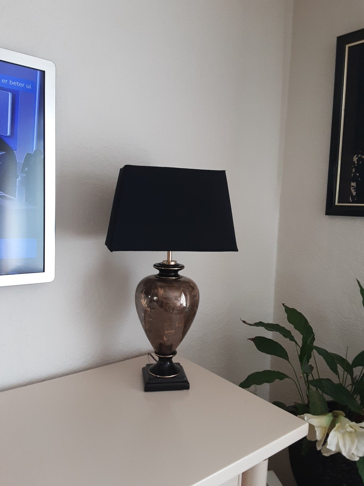 Prachtige tafellamp in een moderne stijl, uitgevoerd in een, Goud, Ophalen