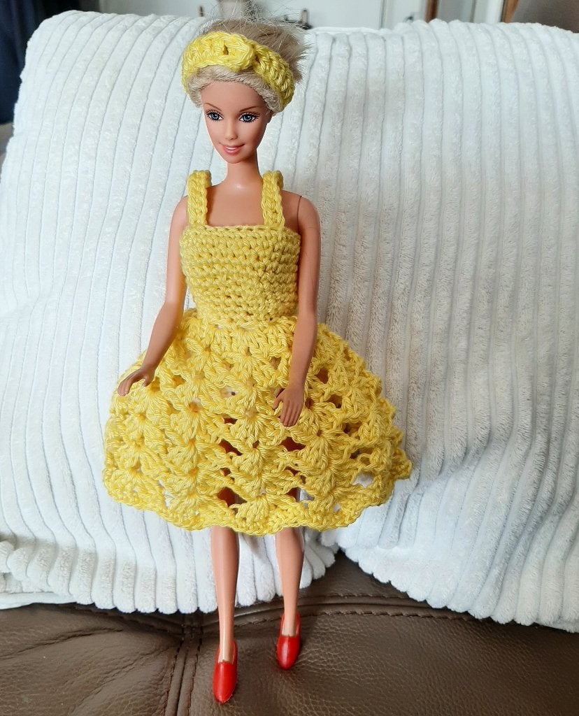 Gehaakte Barbie jurk met toebehoren, prijs 4,50 euro, Verzenden, Nieuw, Kleertjes
