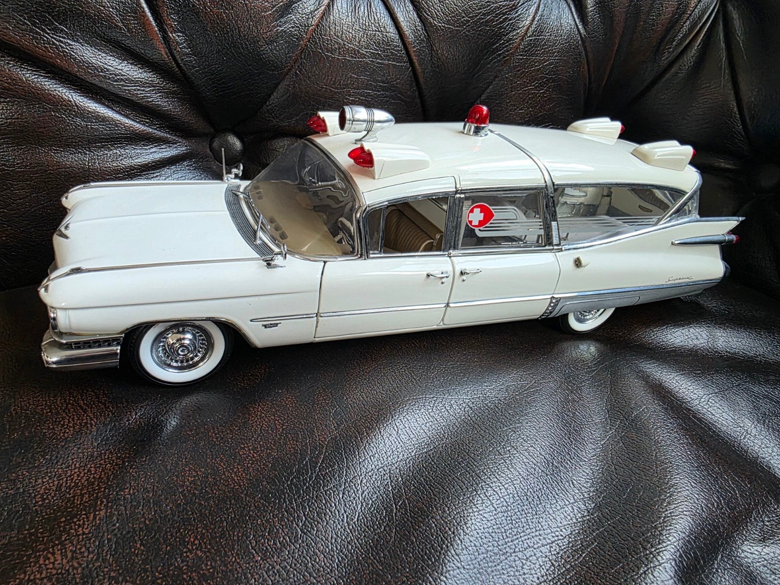 1959 Cadillac Superior Crown Royale Ambulance 1:18, Ophalen of Verzenden, Overige merken