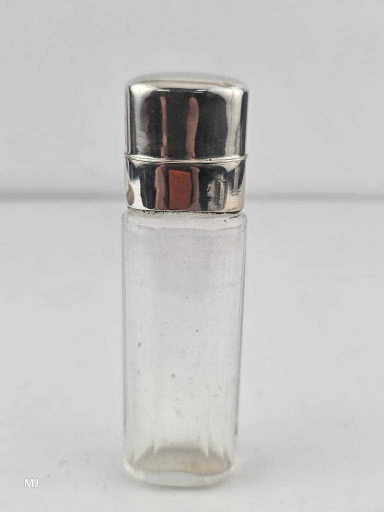 Parfumflesje met zilveren dop                           D135, Gebruikt, ., Ophalen of Verzenden, .