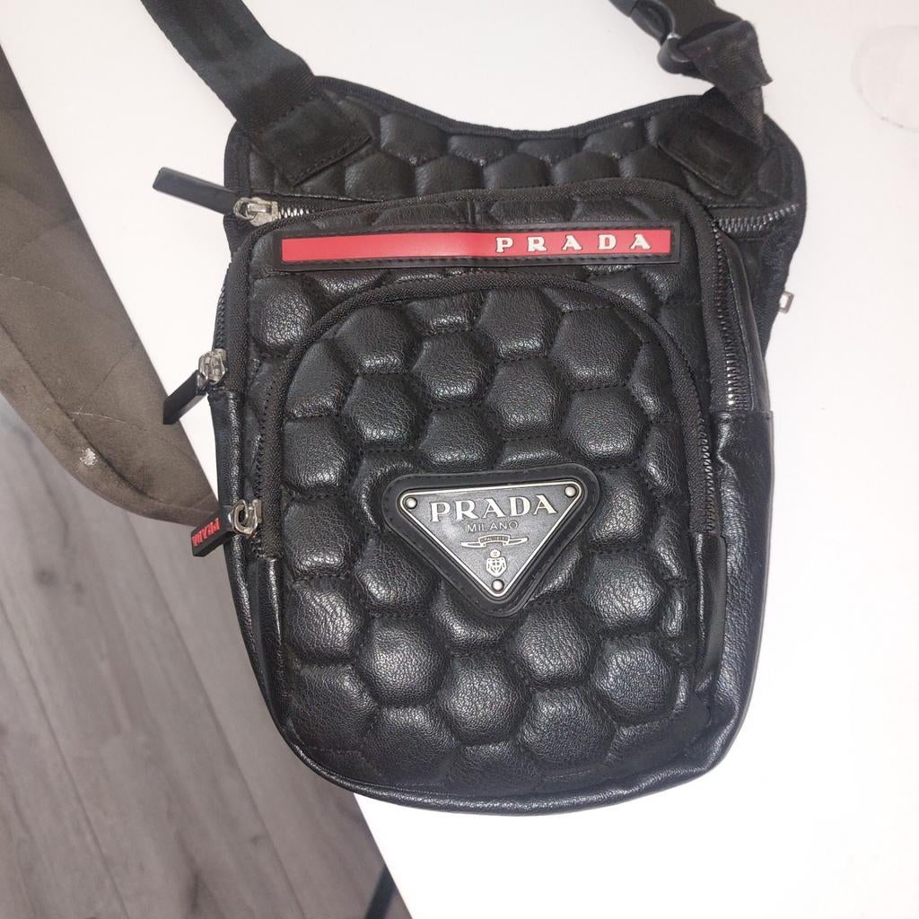Prada schoudertas - Zwart, stijlvol en compact, Sieraden, Tassen en Uiterlijk, Tassen | Schoudertassen, Gebruikt, Zwart, Leer