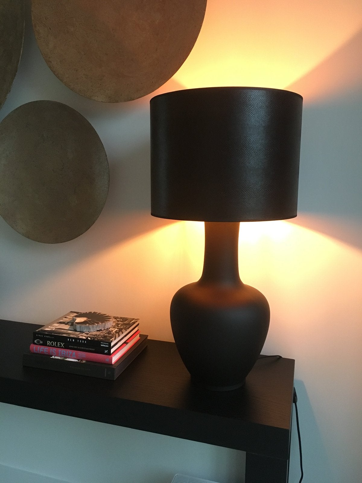 Unieke Grote Mat Zwarte Tafellamp (80 cm hoog) – Luxe Design, Huis en Inrichting, Lampen | Tafellampen, Ophalen, Zo goed als nieuw