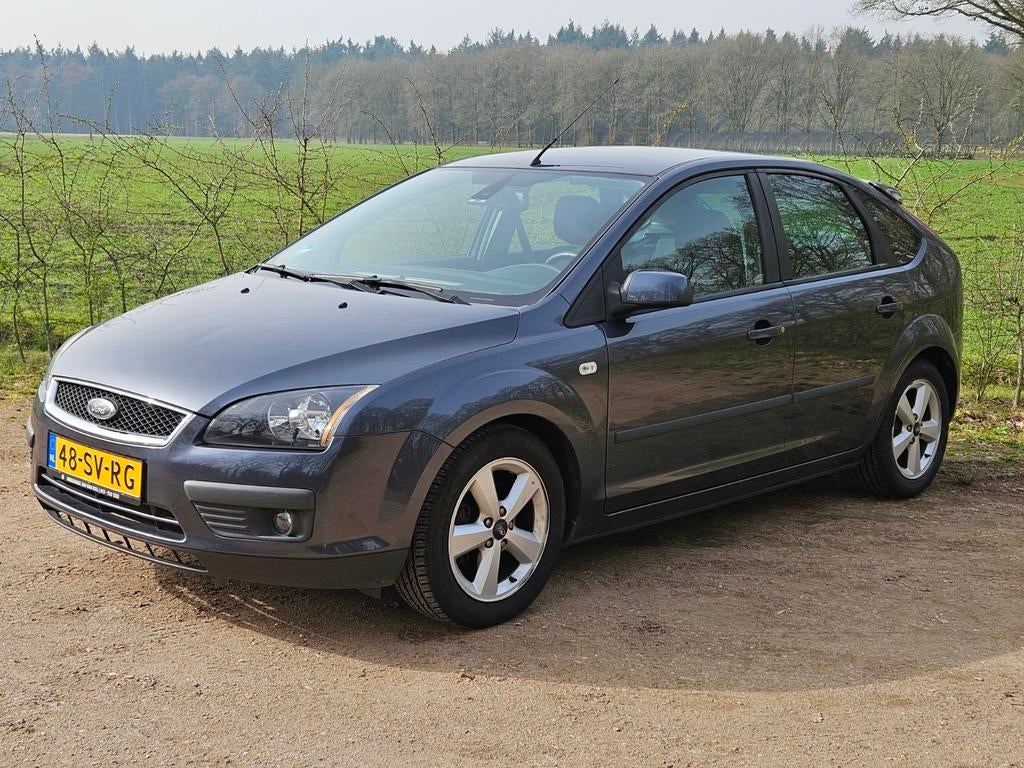 Ford Focus 1.6 74KW 5D 2006 Grijs, Auto's, 1596 cc, 4 cilinders, Metallic lak, 49 €/maand