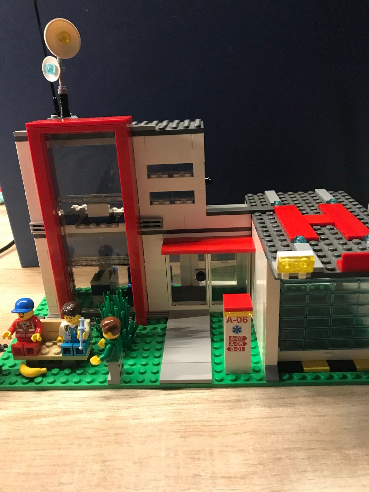 LEGO City Ziekenhuis 4429 met ambulance, helikopter en figur, Ophalen of Verzenden, Zo goed als nieuw