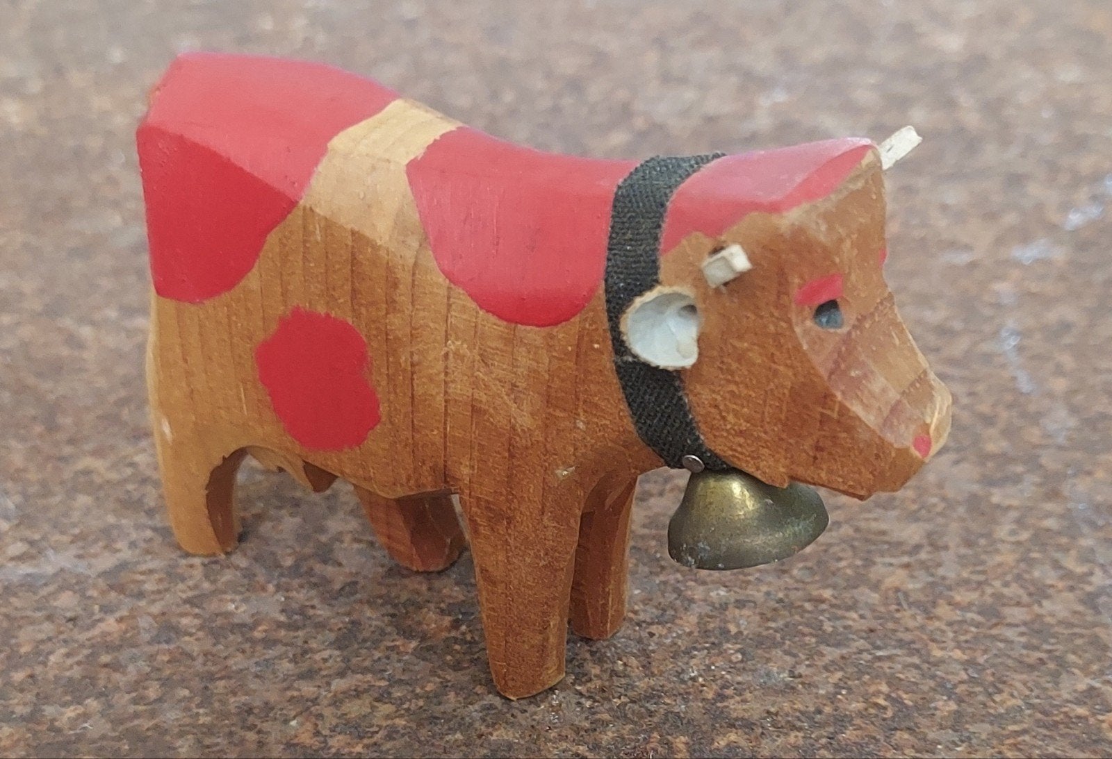 Vintage houten koe beeldje met bel - 9 x 5,5 cm, Ophalen of Verzenden, Gebruikt, Boerderijdier, Beeldje of Figuurtje