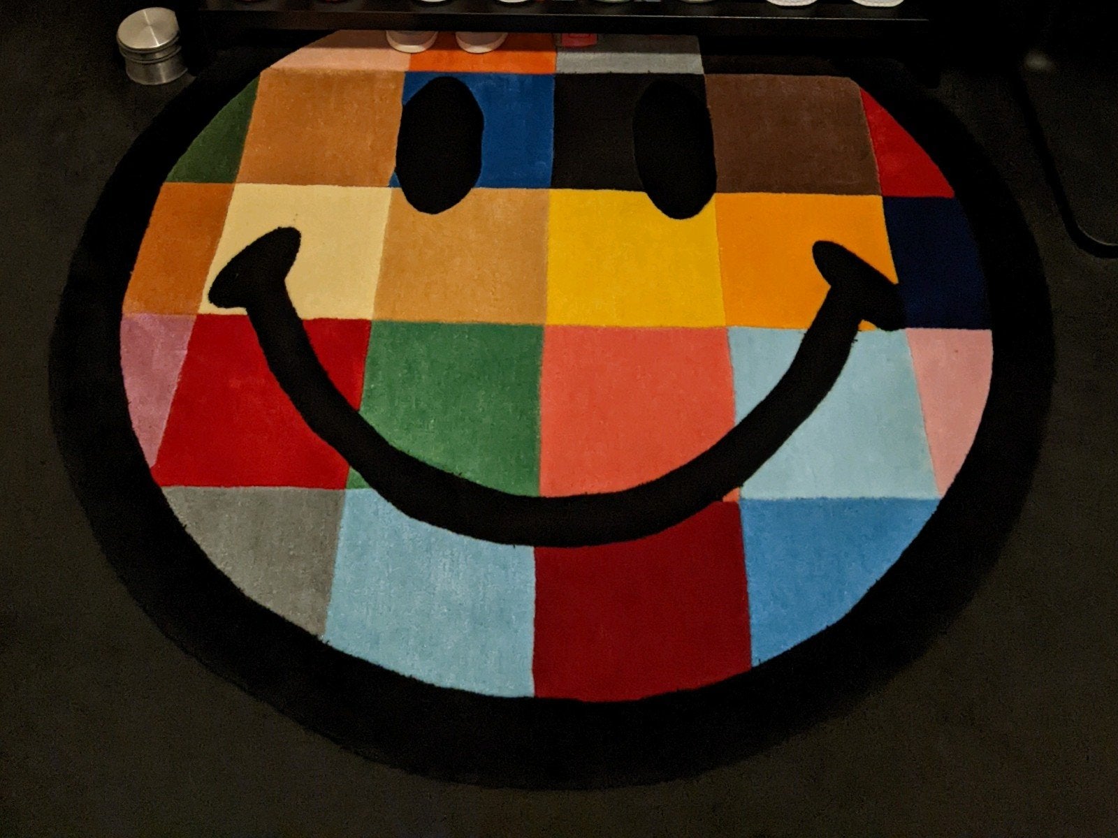 Chinatown Market Color Tile Smiley Rug 4FT, Antiek en Kunst, Kunst | Designobjecten, Ophalen, Overige typen, Handgemaakt