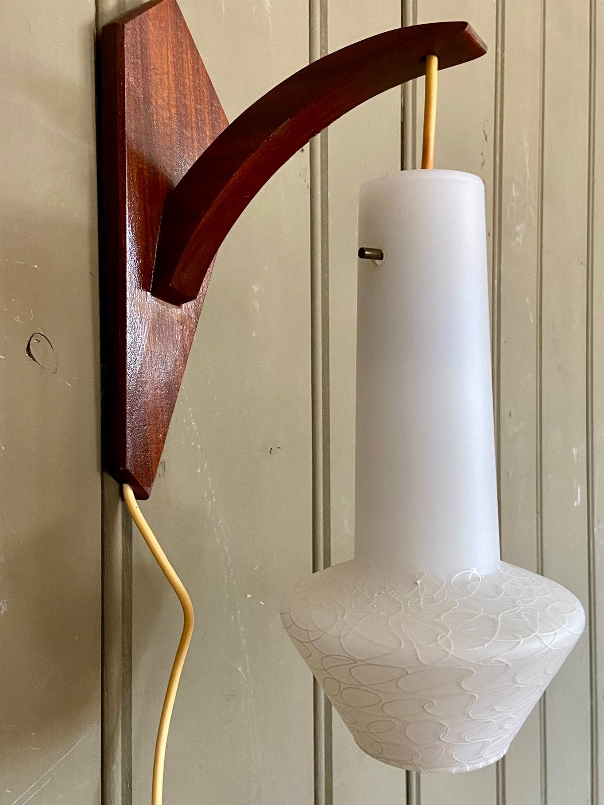 Vintage wandlamp Deens Design retro melkglas lamp, Ophalen, Midcentury Deens Design retro vintage sixties lamp, Zo goed als nieuw