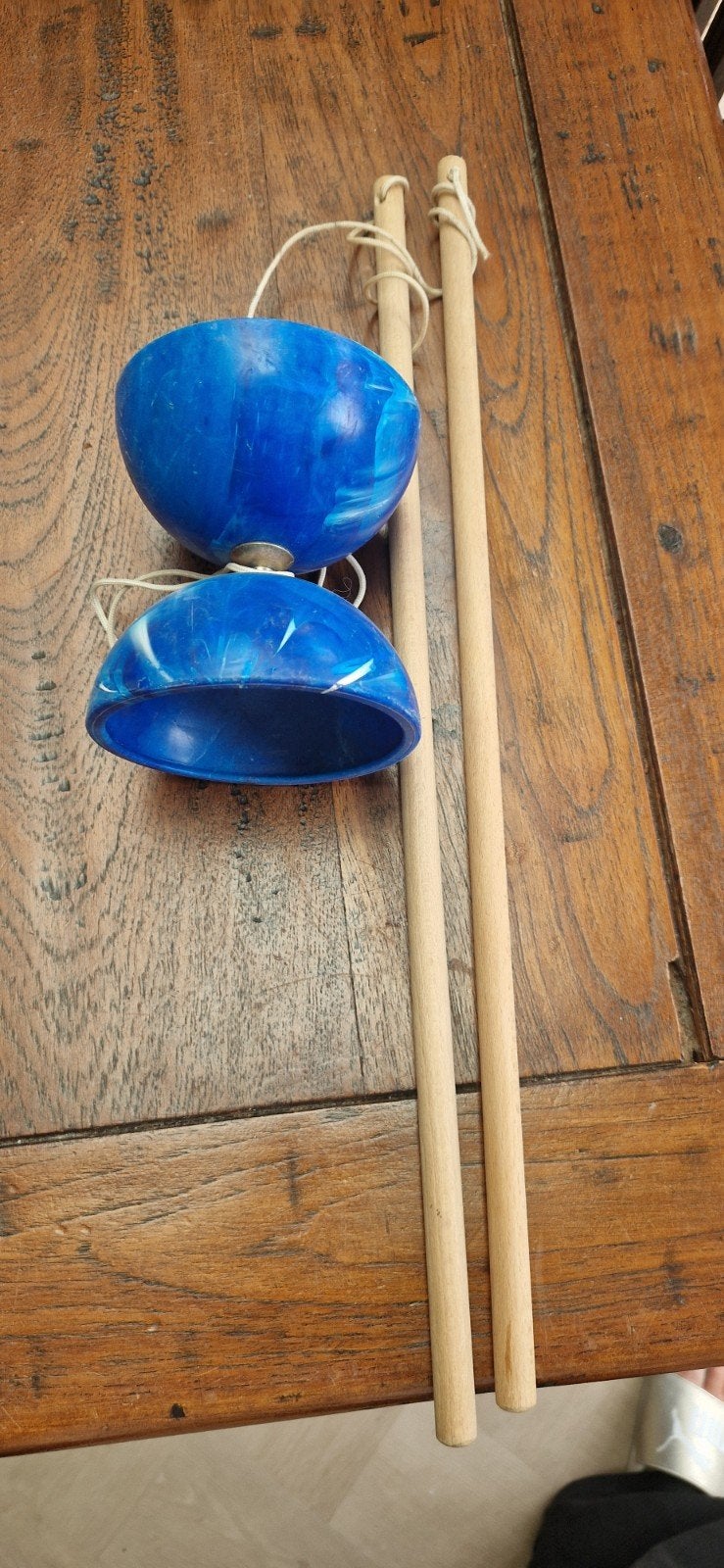 Blauwe Diabolo met houten stokjes, Kinderen en Baby's, Speelgoed | Overig, Ophalen