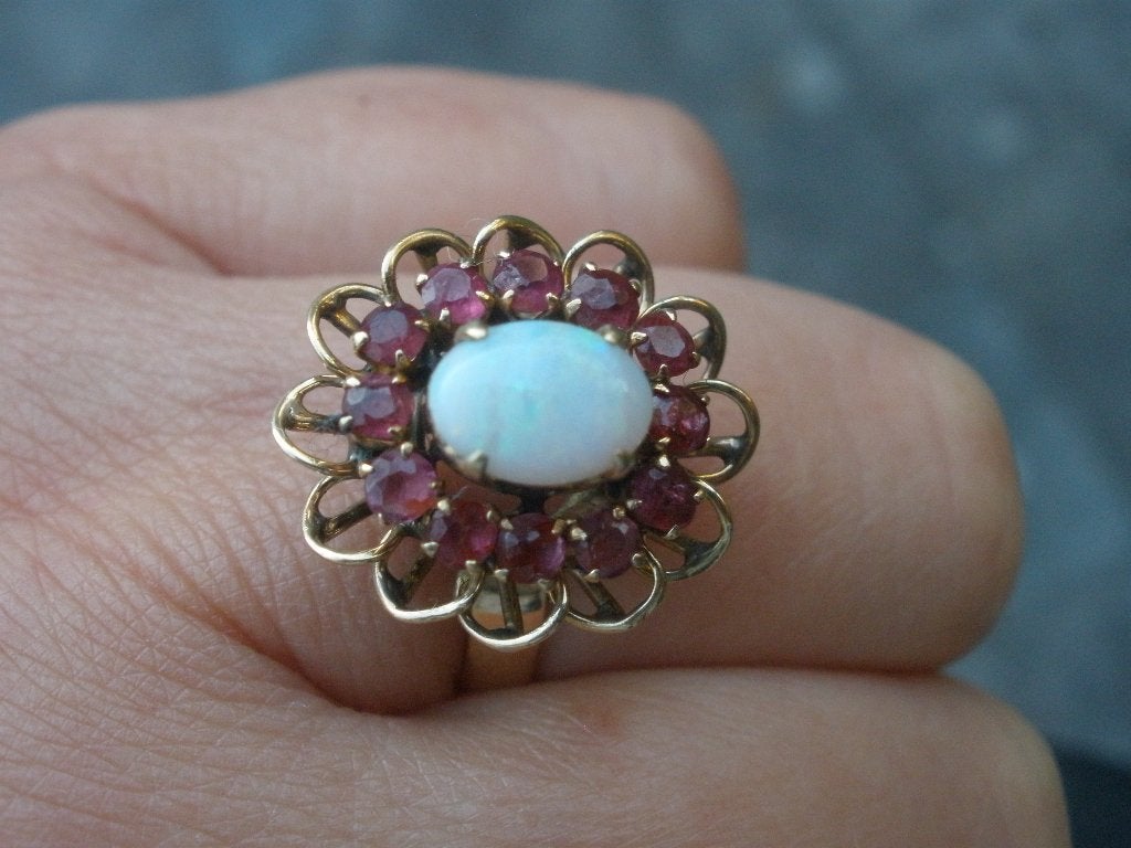 Gouden ring met Opaal en Rode Topaas uit Zeeuwse boedel, Sieraden, Tassen en Uiterlijk, Ringen, 18 tot 19, Ophalen of Verzenden