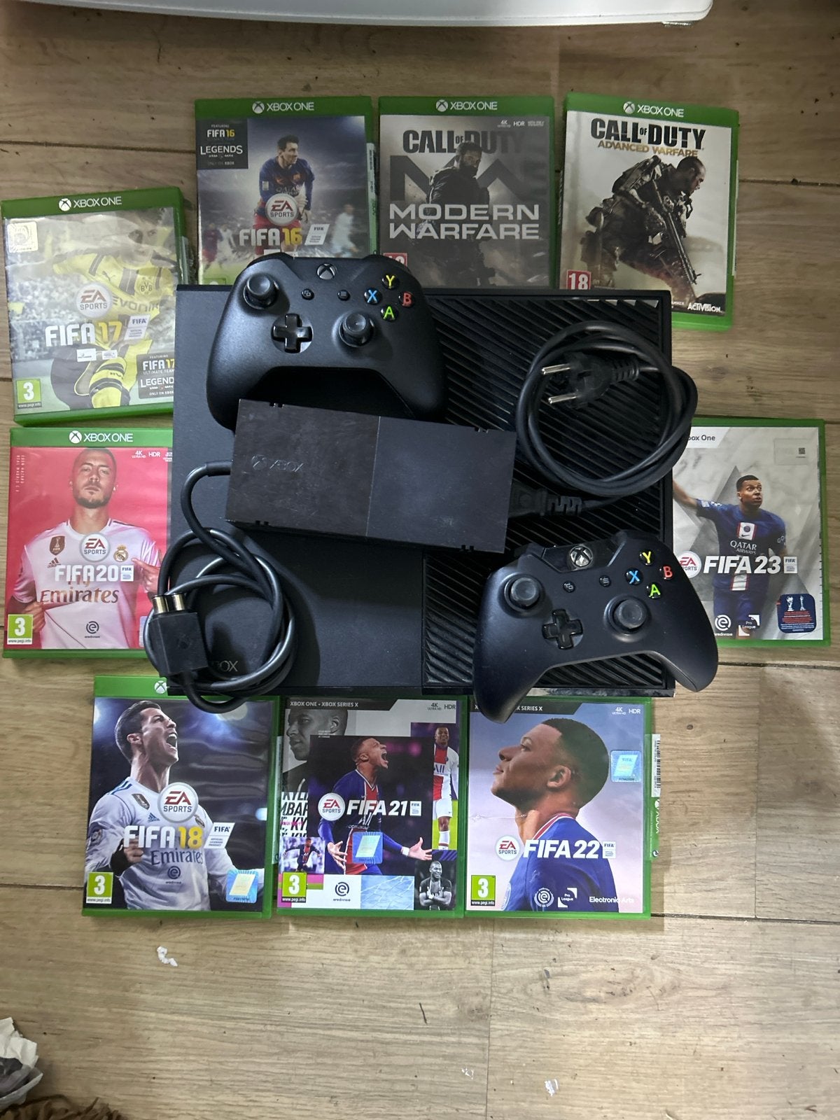 Xbox One met 2 controllers en 8 FIFA/Call of Duty games, Ophalen, Gebruikt, Met 2 controllers, Met games