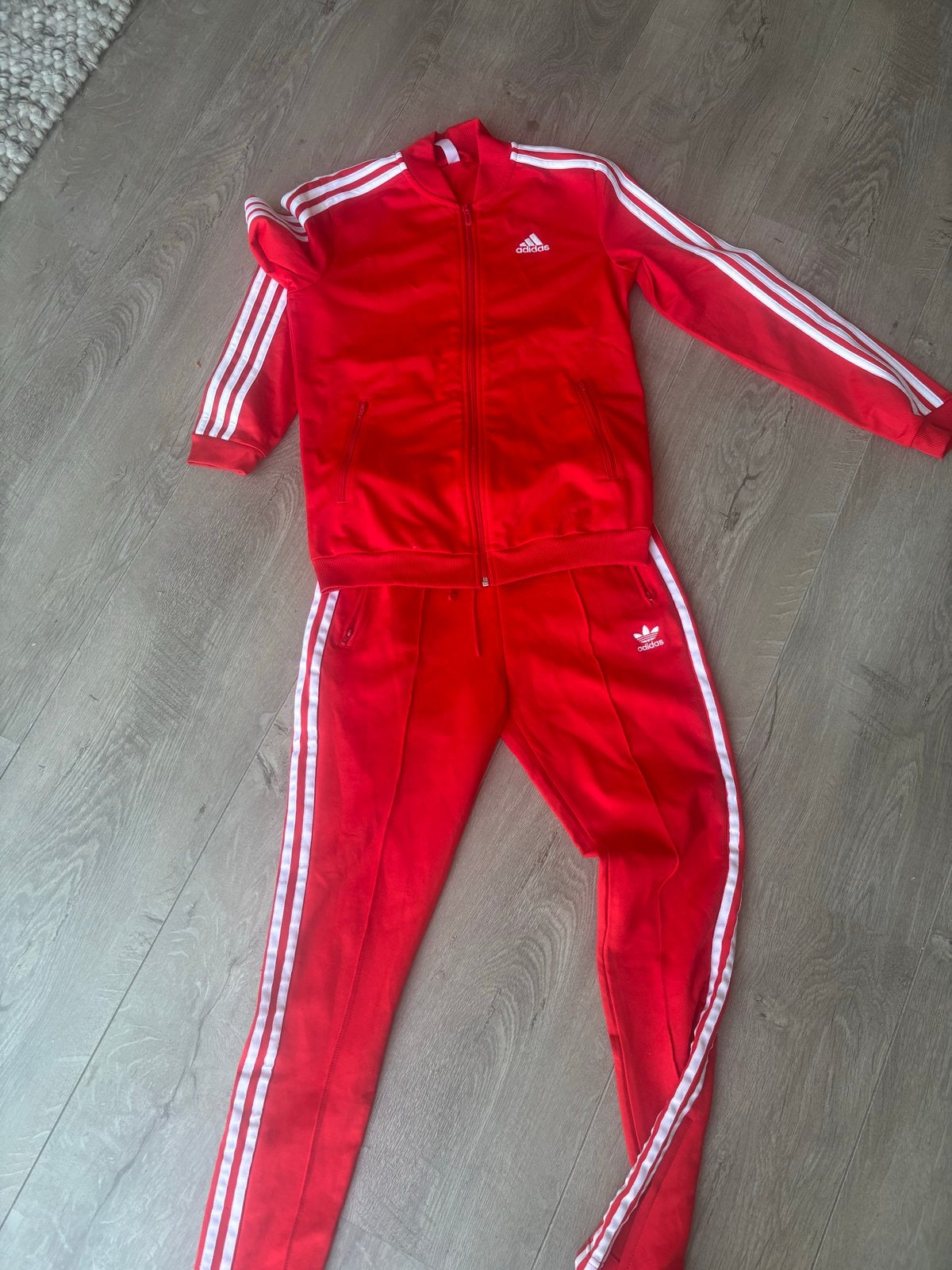 Adidas trainingspak rood - jas XS, broek 34, Overige typen, Ophalen of Verzenden, Maat 34 (XS) of kleiner, Gedragen