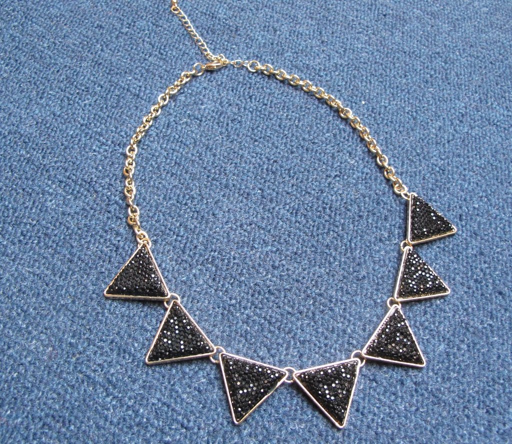 Triangle necklace (The sting), Ophalen of Verzenden, Nieuw, Zwart, Overige materialen