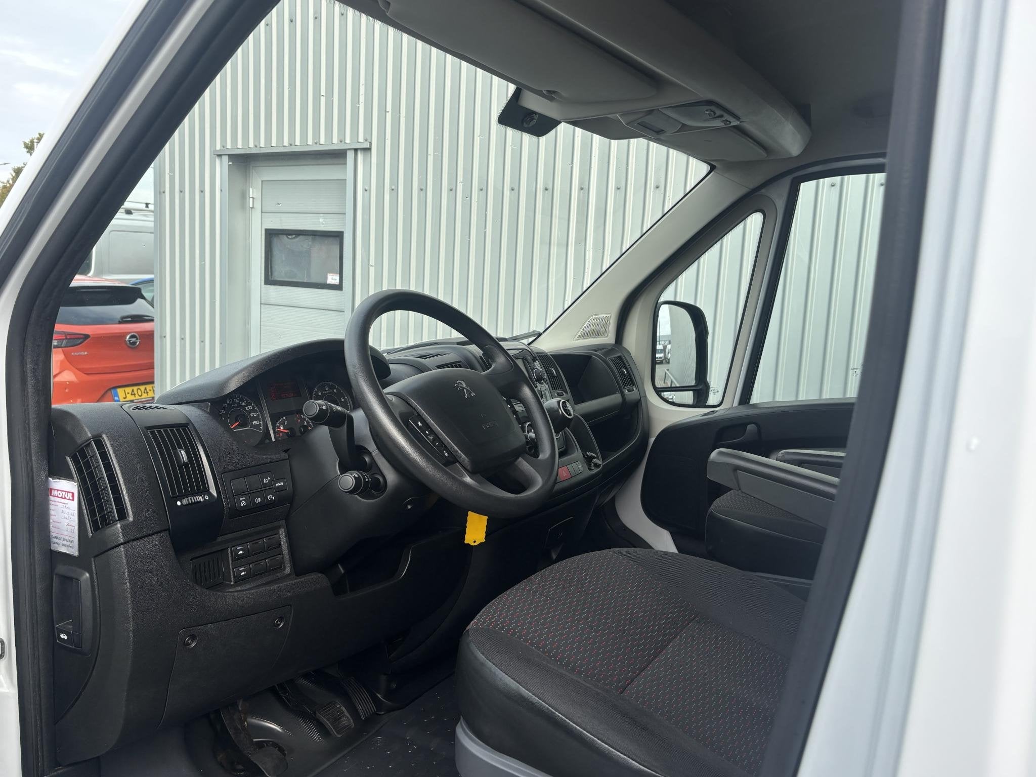 Peugeot Boxer 2.2 BlueHDi L4*LAADBAK*LUCHTVERING*HAAK*A/C*30, Auto's, Voorwielaandrijving, Stof, Gebruikt, 4 cilinders