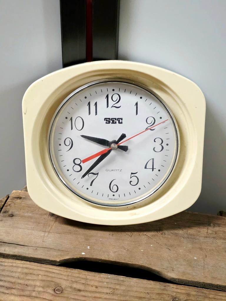 9864: SEC Wall Clock - Mid Century Plastic Kitchen Clock, Ophalen of Verzenden, Gebruikt, Analoog, Wandklok