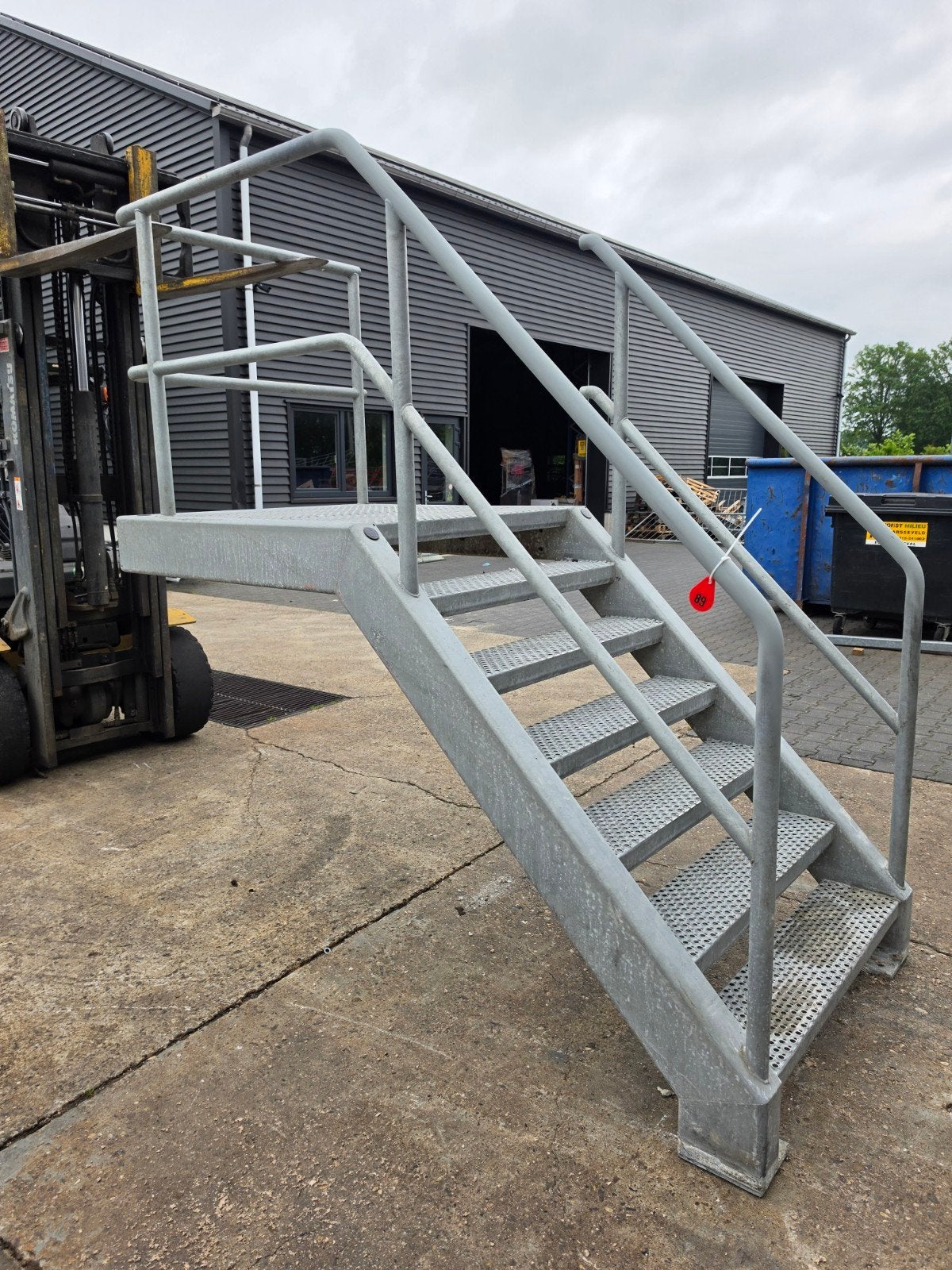 Stalen trap met bordes gegalv. Hoog 1,4 mtr. Nor089, Doe-het-zelf en Verbouw, Ladders en Trappen, Ophalen, 2 tot 4 meter