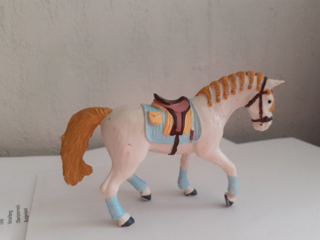 Paardje van PaPo met vast zadel uit 2012, Ophalen of Verzenden, Gebruikt, Paard, Beeldje of Figuurtje