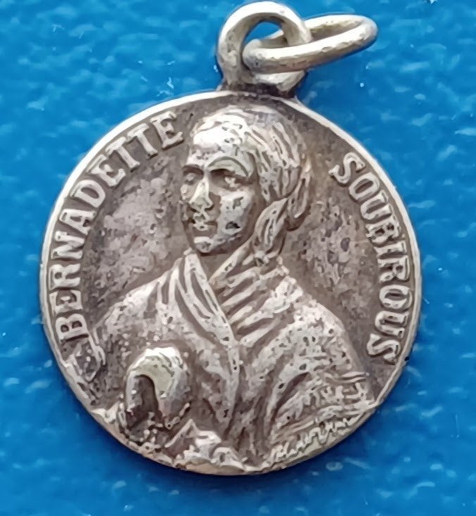 Hangertje, Schablier Sint-Bernadette en de grot van Lourdes, Verzenden, Overige materialen, Nederland