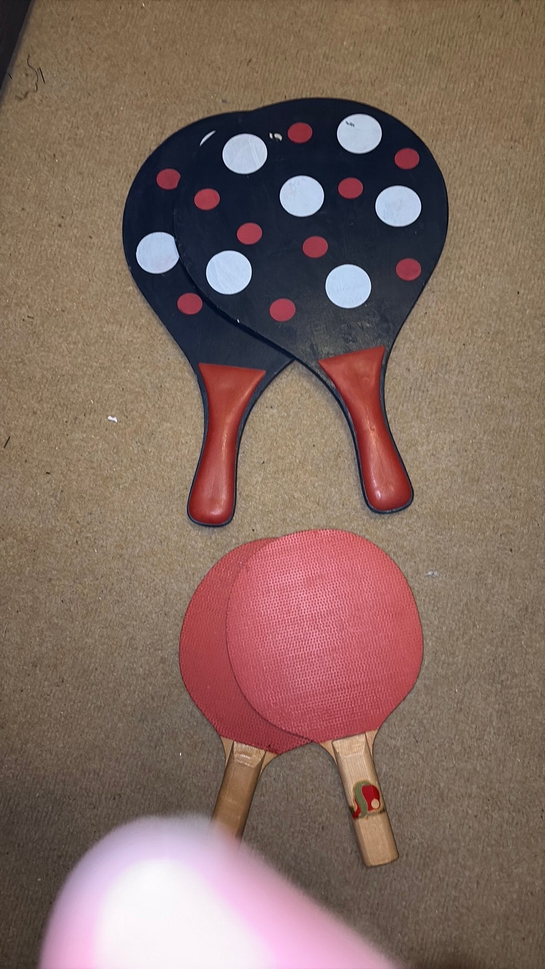2 tafeltennis badges, Sport en Fitness, Tafeltennis, Ophalen of Verzenden, Net, Batje(s) of Balletje(s)