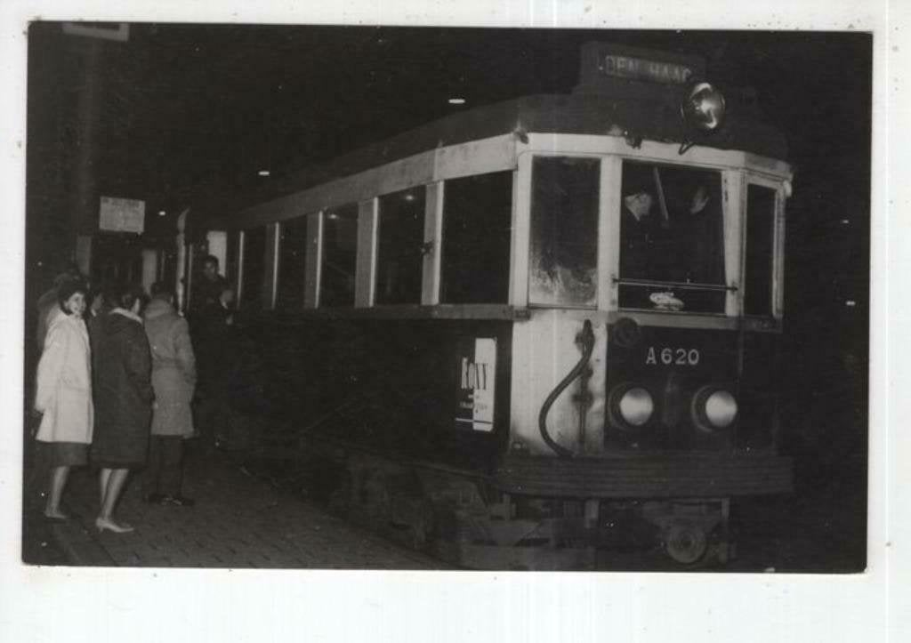 Trams gereed voor de allellaatste rit, Ophalen of Verzenden, Voor 1940, Zo goed als nieuw, Overige onderwerpen