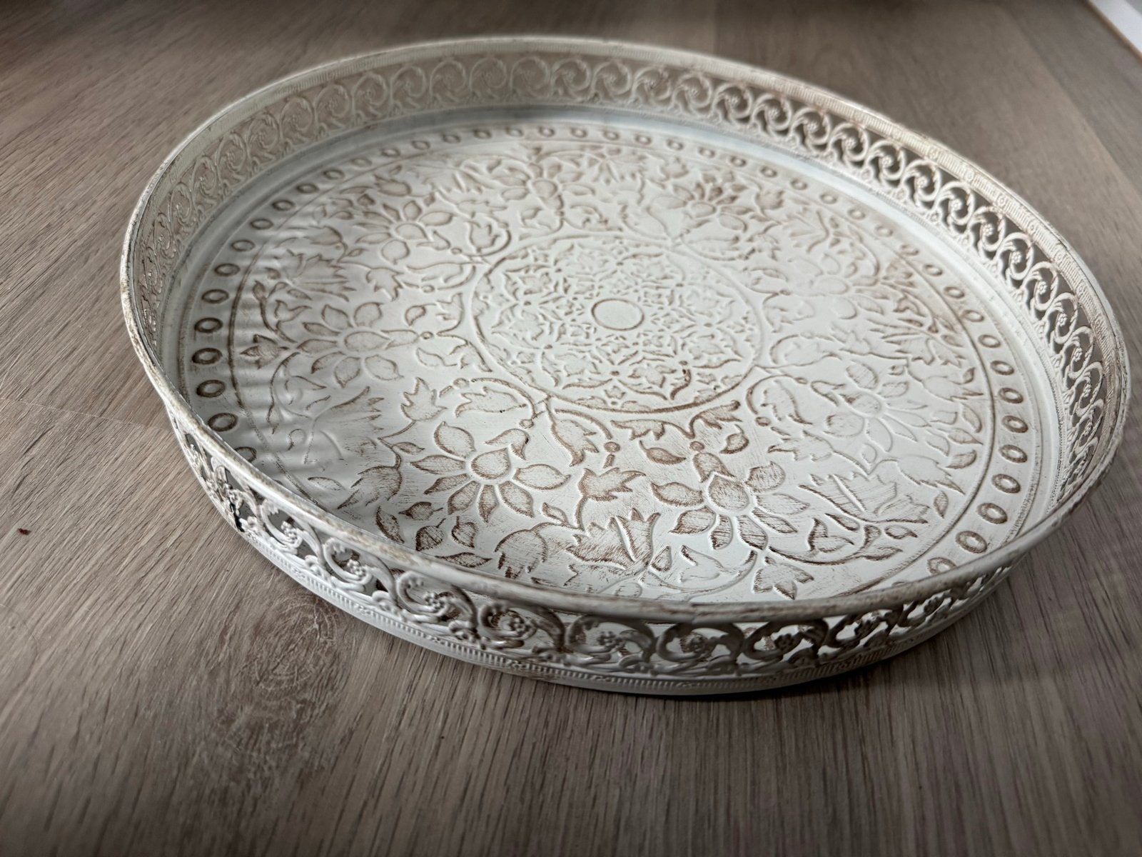 Dienblad, wit metaal, ca. 31 cm diameter, Huis en Inrichting, Woonaccessoires | Dienbladen, Ophalen of Verzenden, Gebruikt, Rond