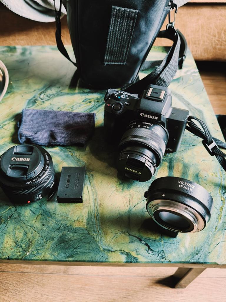 Canon EOS M50 Mark II met 2 lenzen,tas, zonnekap en oplader, Canon, Compact, Ophalen of Verzenden, Zo goed als nieuw