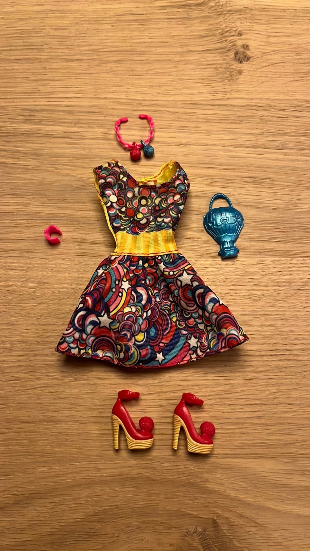 Complete kleurijke outfit van Barbie, serie Fashionista, Ophalen of Verzenden, Zo goed als nieuw, Barbie