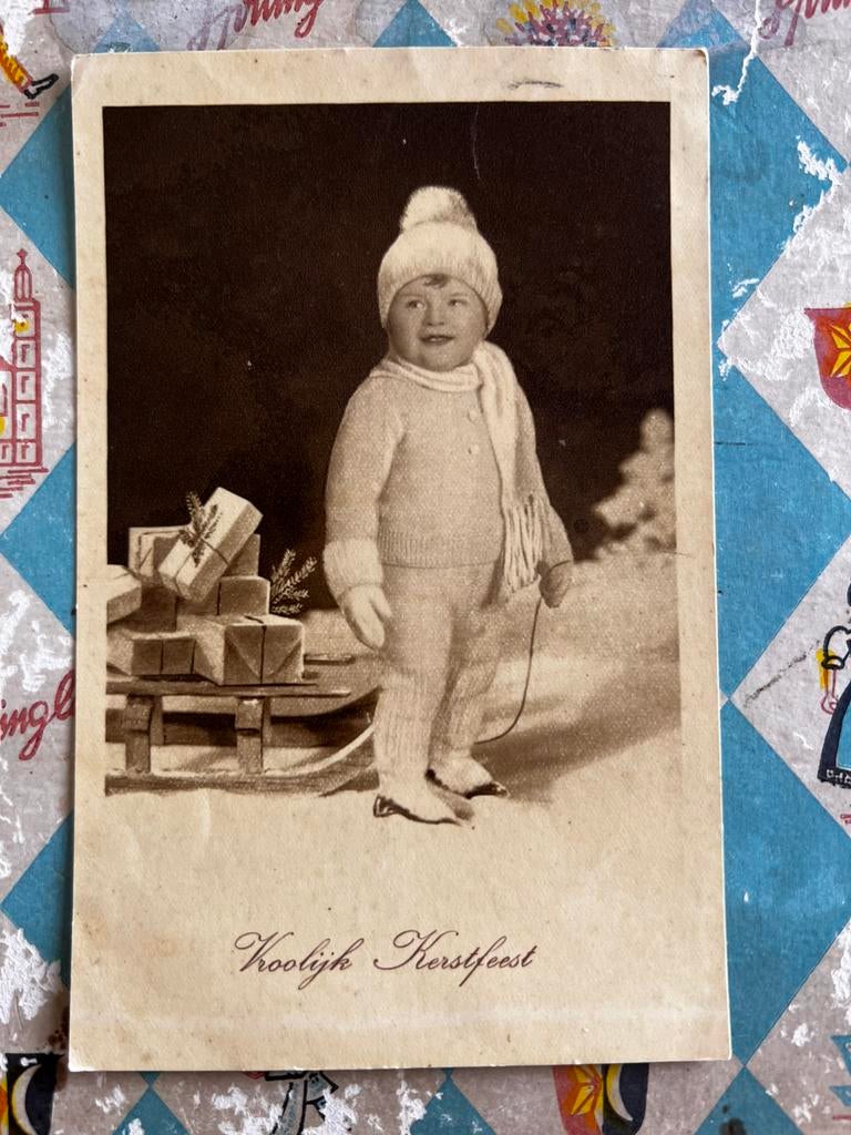 1938 Vroolijk Kerstfeest - kindje met slee vol pakjes (NN), Ophalen of Verzenden, 1920 tot 1940, Gelopen, Feest(dag)