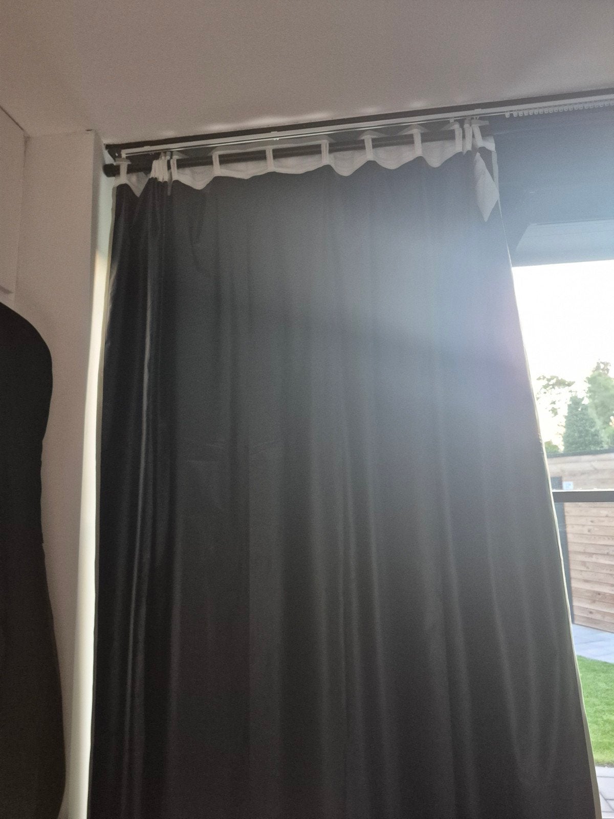 IKEA BENGTA verduisterend gordijn met HUGAD roede,, Huis en Inrichting, Stoffering | Gordijnen en Lamellen, Gebruikt, Groen, Zwart