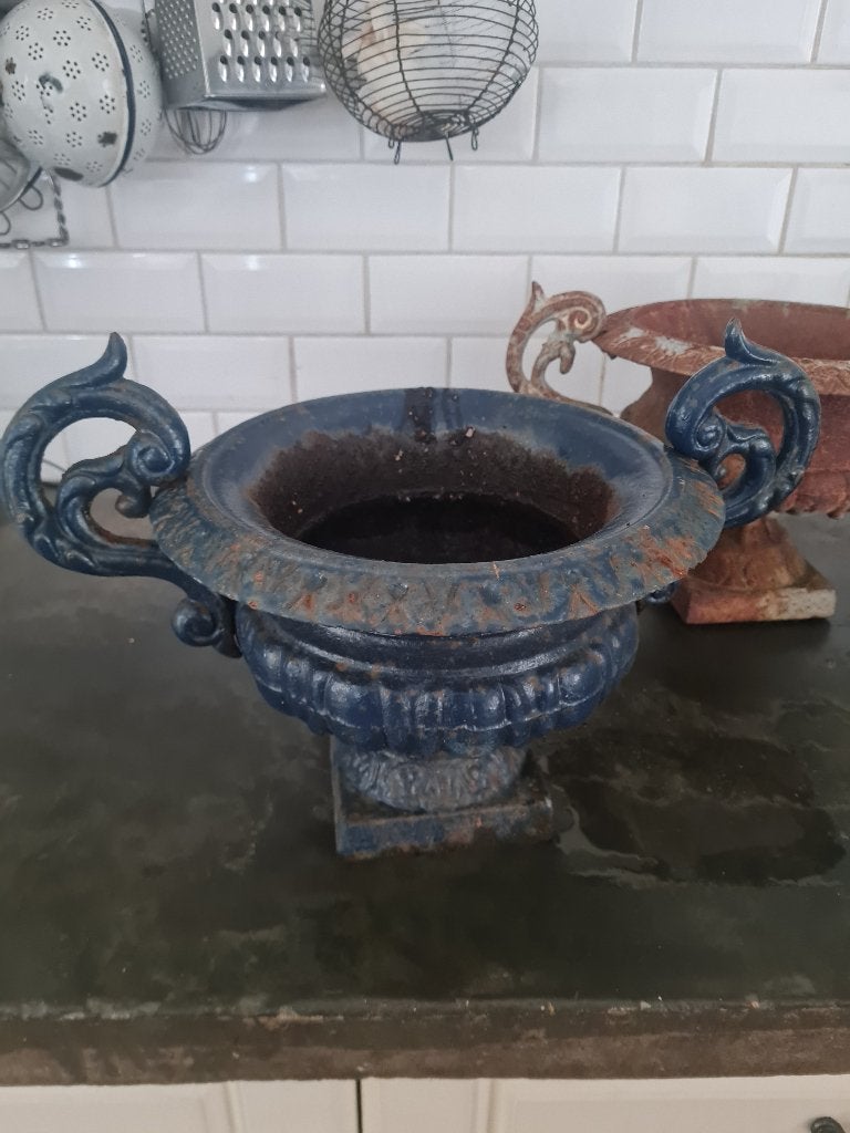 Gietijzeren tuinvaas met oren foto 1 t/m 4, Heikant 21 Kaatsheuvel, Gebruikt, Belle Vieille Brocante, Ophalen of Verzenden