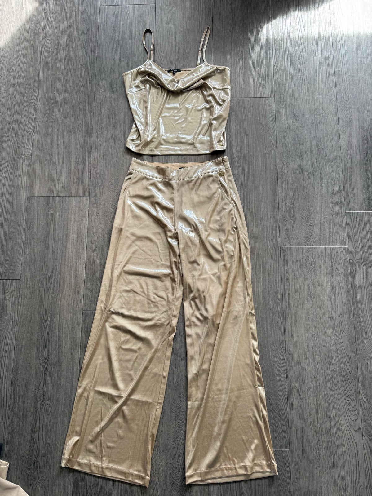 Nikkie glanzende top en broek set - Maat 36 (S) - NIEUW, Kostuum of Pak, Nieuw, Ophalen of Verzenden, Maat 36 (S)