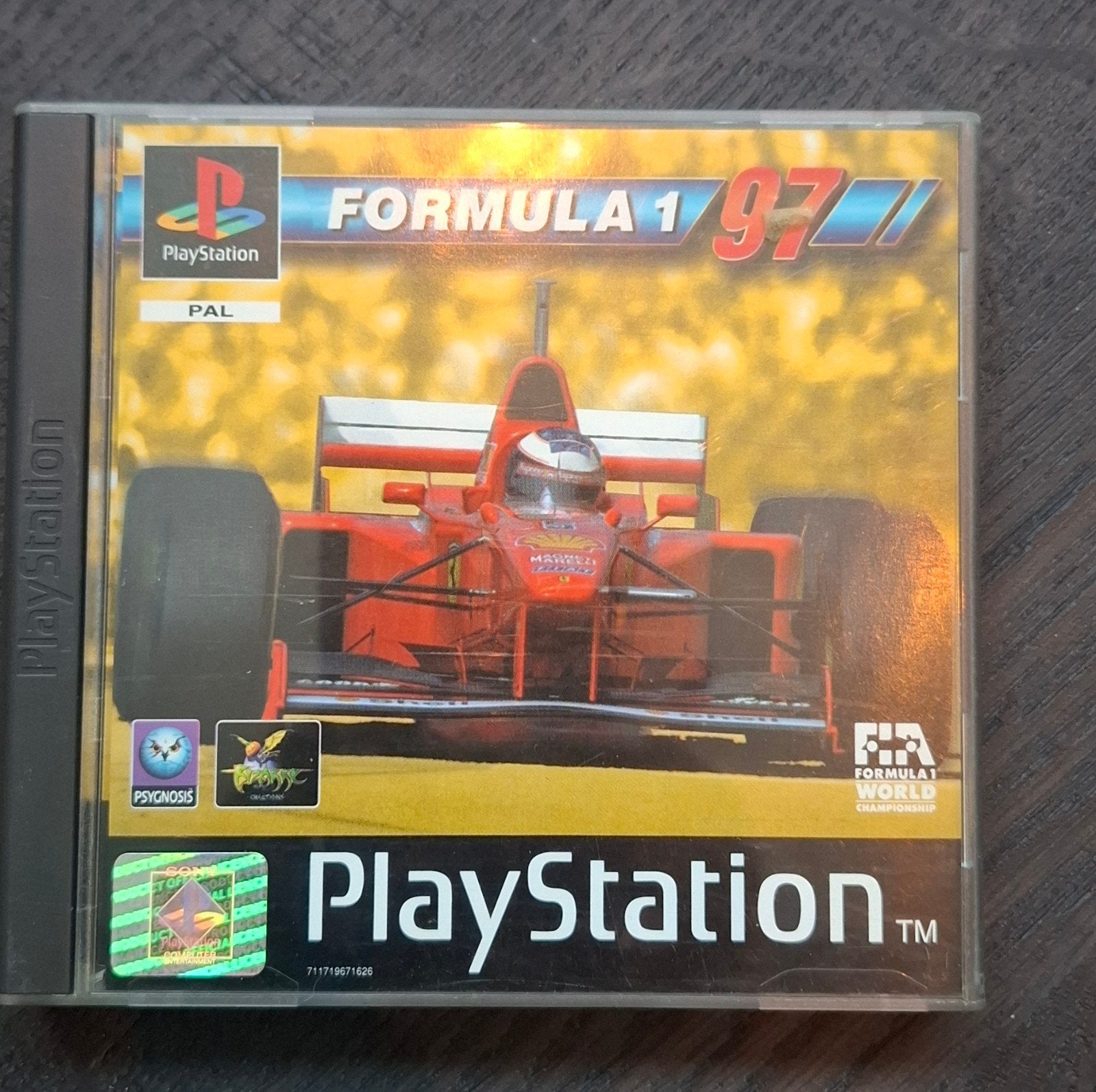 Formula 1 97 PS1 (Black Label) + 90s cheat-knipsel, Gebruikt, 1 speler, Racen en Vliegen, Ophalen of Verzenden