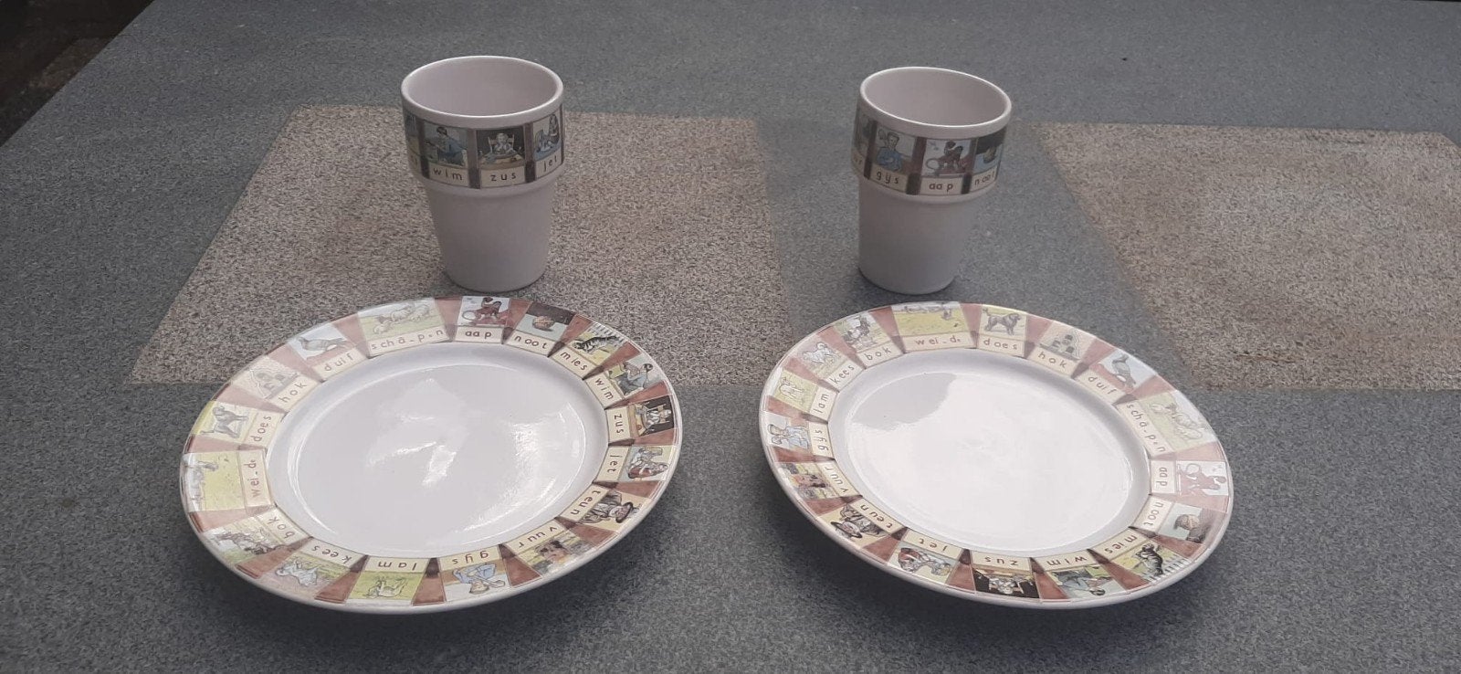 Aap, Noot, Mies servies: 2 borden en 2 bekers - Onbeschadigd, Ophalen, Overige stijlen, Bord(en)