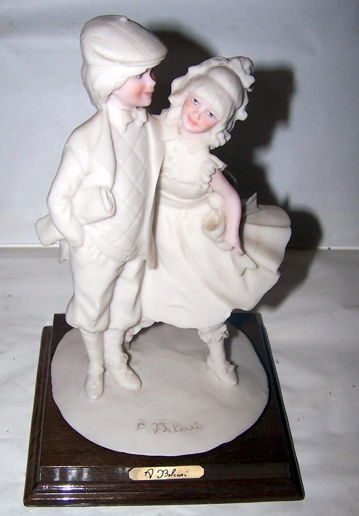 A. Belcari porseleinen beeldje jongen en meisje. Nieuwstaat., Ophalen of Verzenden