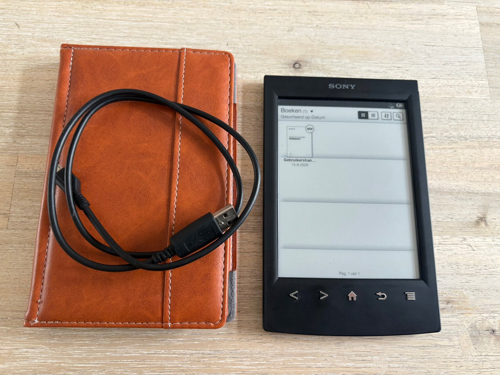 Sony PRS-T2 e-reader met hoesje en lader in nieuwstaat, Computers en Software, Ophalen of Verzenden, Zo goed als nieuw, Uitbreidbaar geheugen