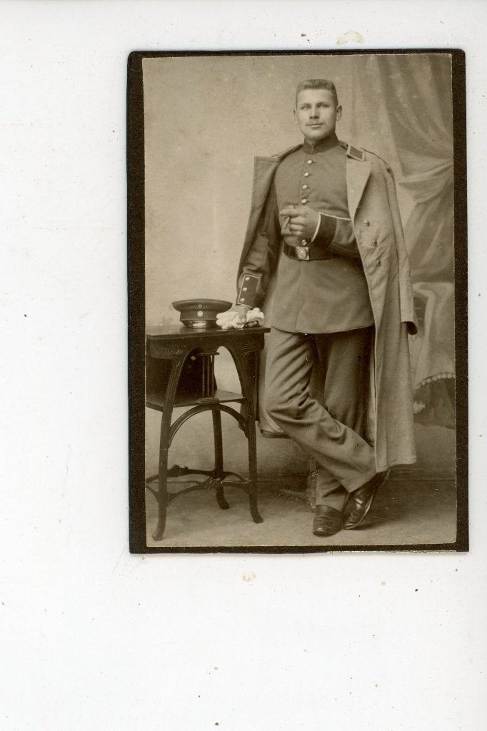 R79;CDV Portret van een man in uniform, onderaan bijgesneden, Gebruikt, Foto, Ophalen of Verzenden, Voor 1940