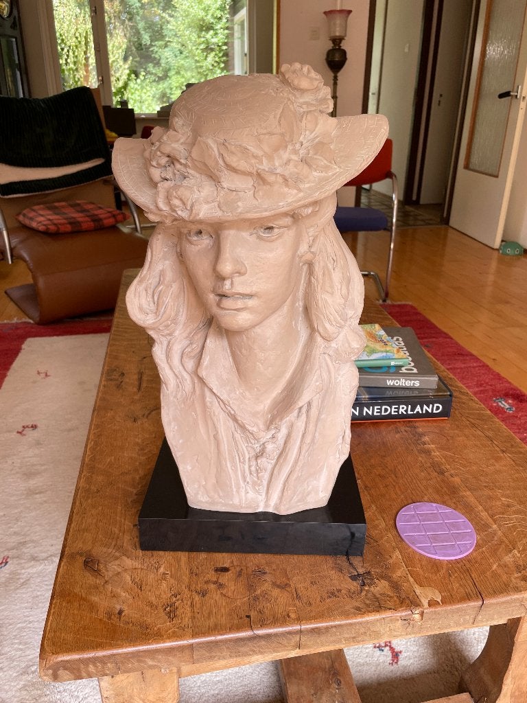Jong meisje met rozen in haar hoed, Art deco, Buste, Steen of Keramiek, Noord-Amerika