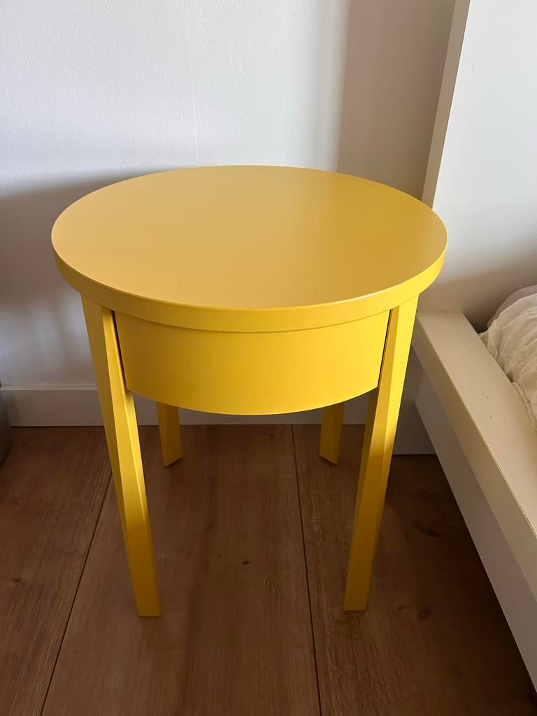 Vintage IKEA kanariegeel bijzettafeltje / nachtkastje, Minder dan 55 cm, Rond, Zo goed als nieuw, Hout