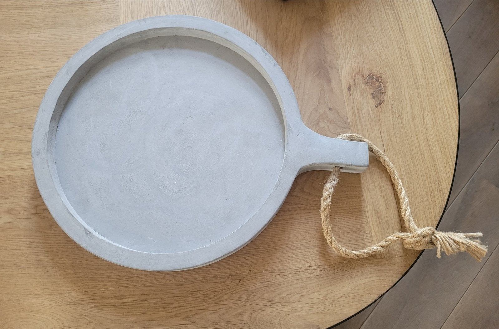 Rond betonnen dienblad met touw handvat, Huis en Inrichting, Ophalen, Met handvatten, Gebruikt, Rond