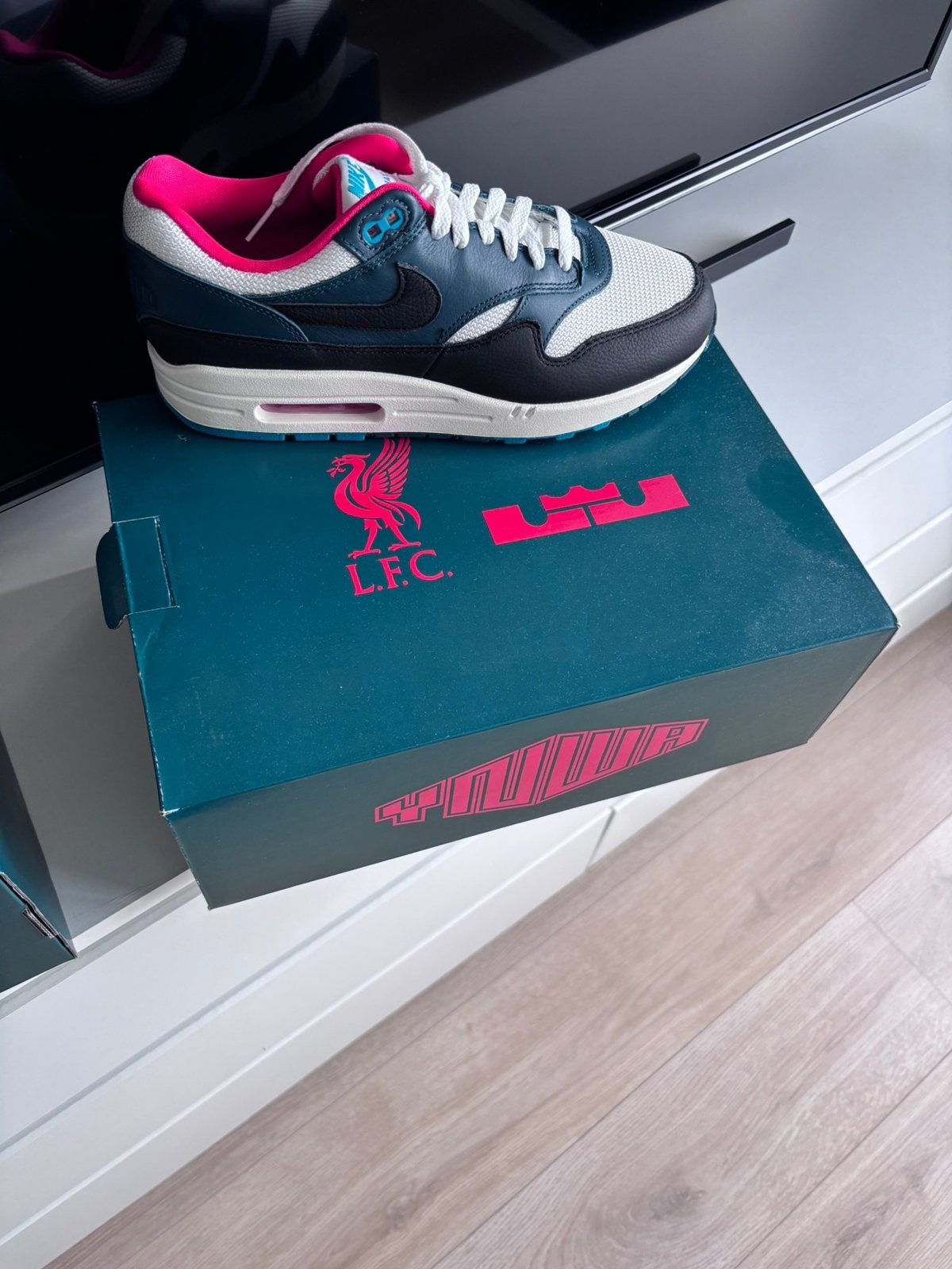 Nike Air Max 1 Liverpool FC LeBron Maat 44, Overige kleuren, Nieuw, Ophalen of Verzenden, Sneakers of Gympen