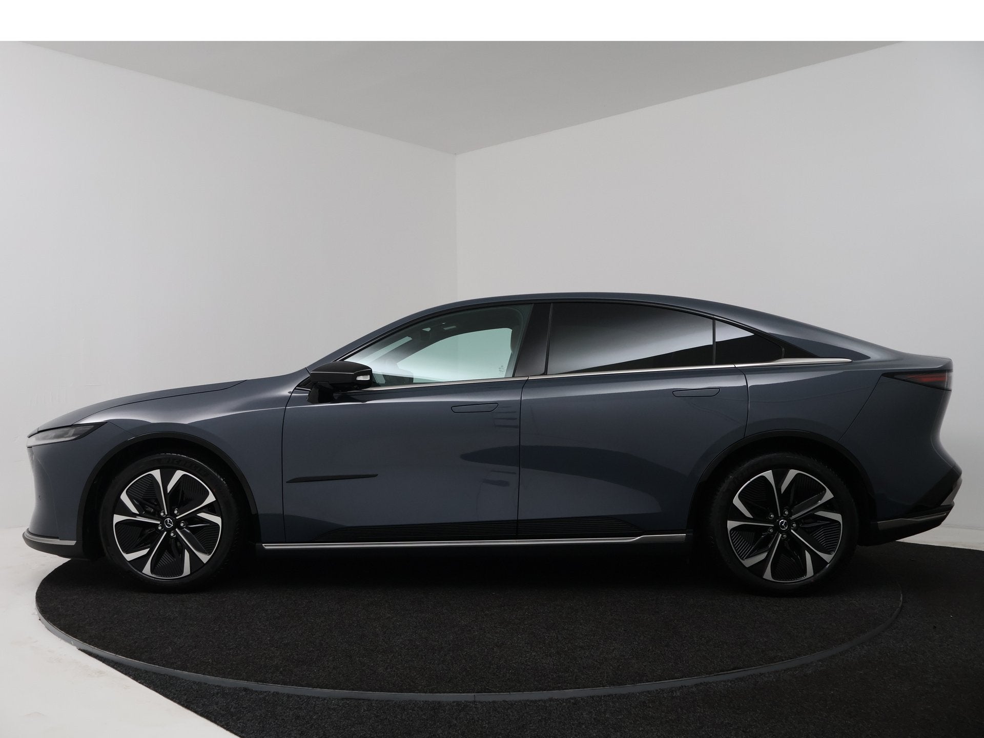 Mazda 6e Takumi Plus Long Range 80 kWh Direct leverbaar | WL, Auto's, Automaat, 12 maanden, Achterwielaandrijving, Verwarmde buitenspiegels