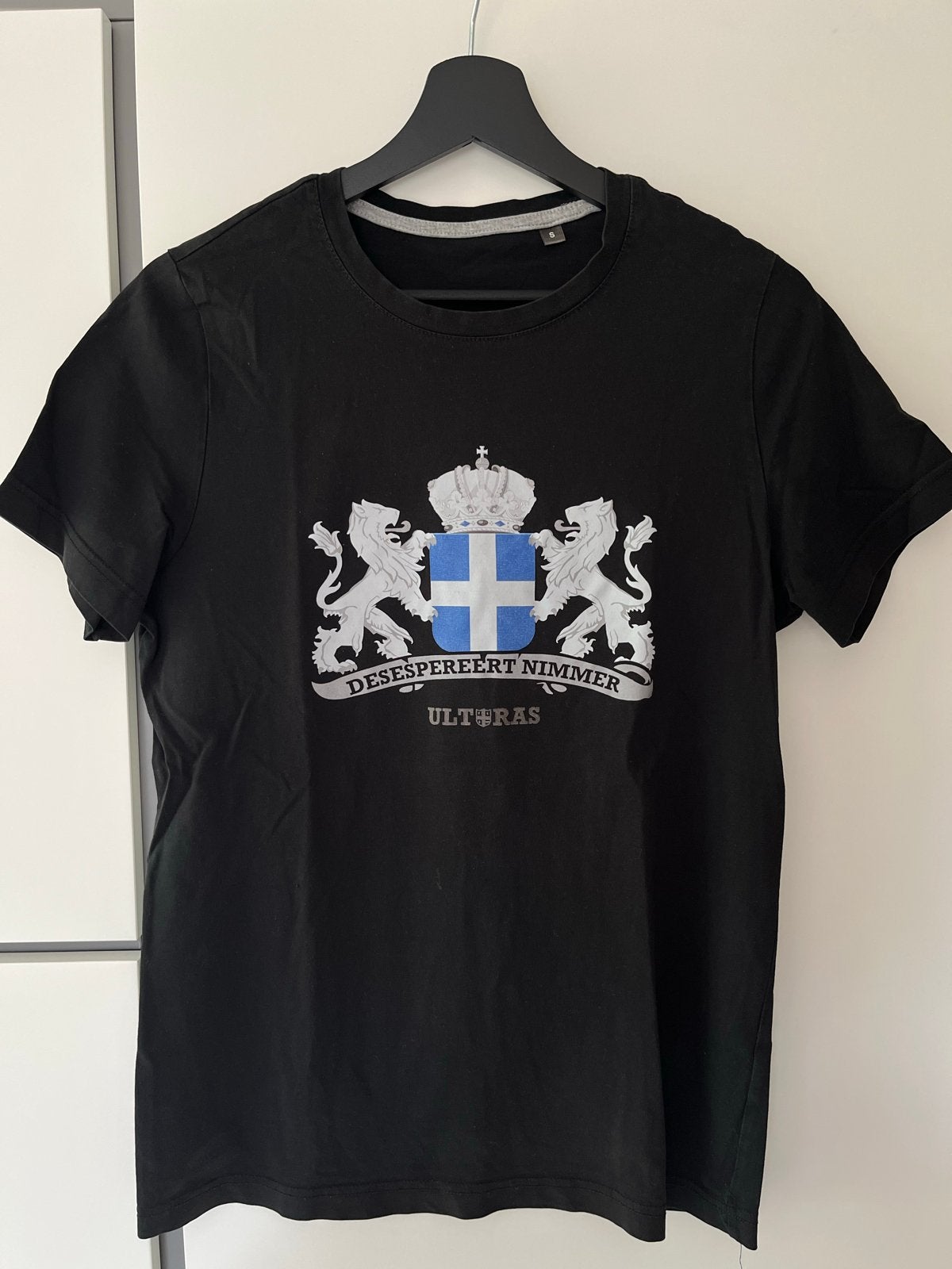 T-shirt met opdruk: Desespereert nimmer - Maat S, Ophalen, Gedragen, Maat 46 (S) of kleiner, Zwart