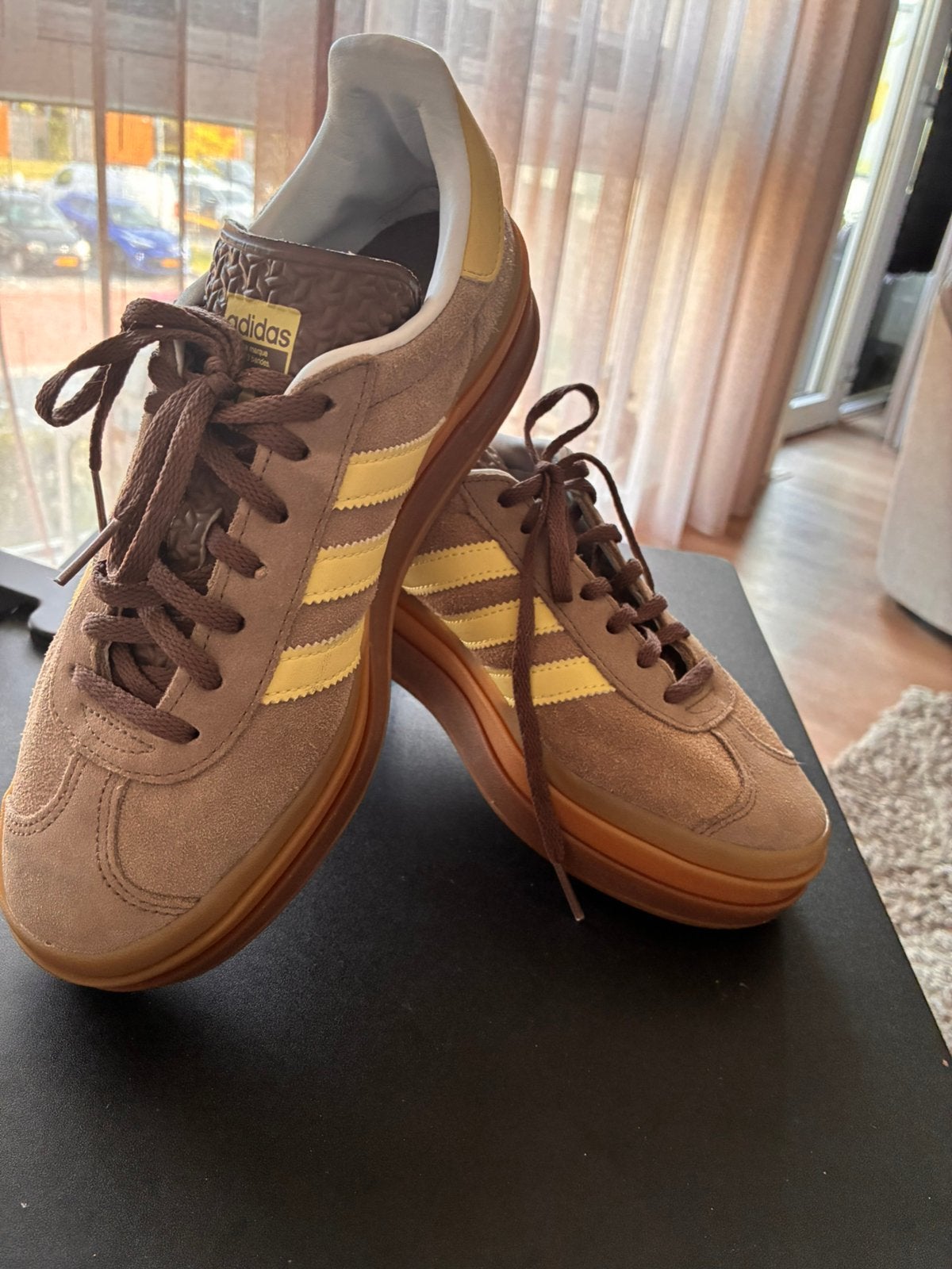 Super mooie adidas bold taupe/ zacht gele streep, Sport en Fitness, Loopsport en Atletiek, Ophalen of Verzenden, Zo goed als nieuw