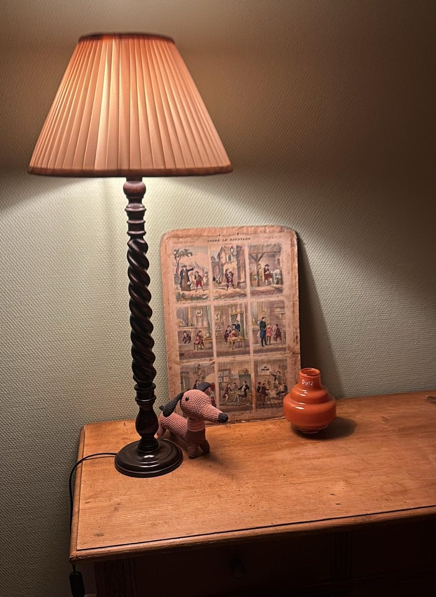 Vintage Tafellamp met Gedraaide Houten Voet en Plissé Kap, Ophalen of Verzenden