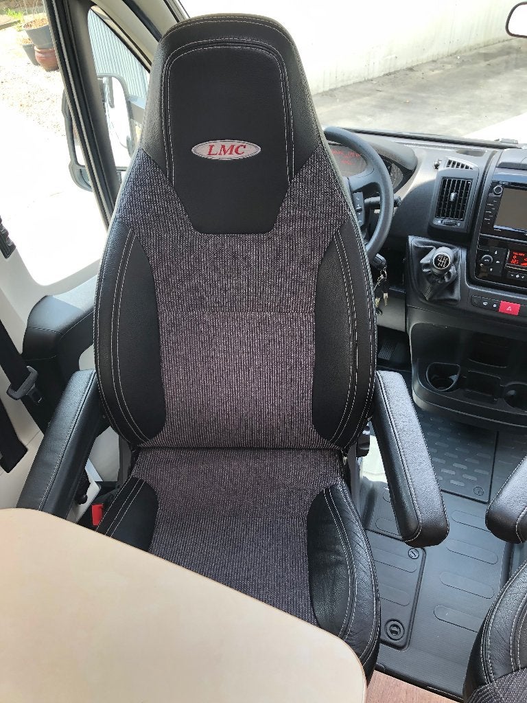 Foto 24 van Smetteloze LMC VAN V643 G lengte bedden XL garage 47.000km