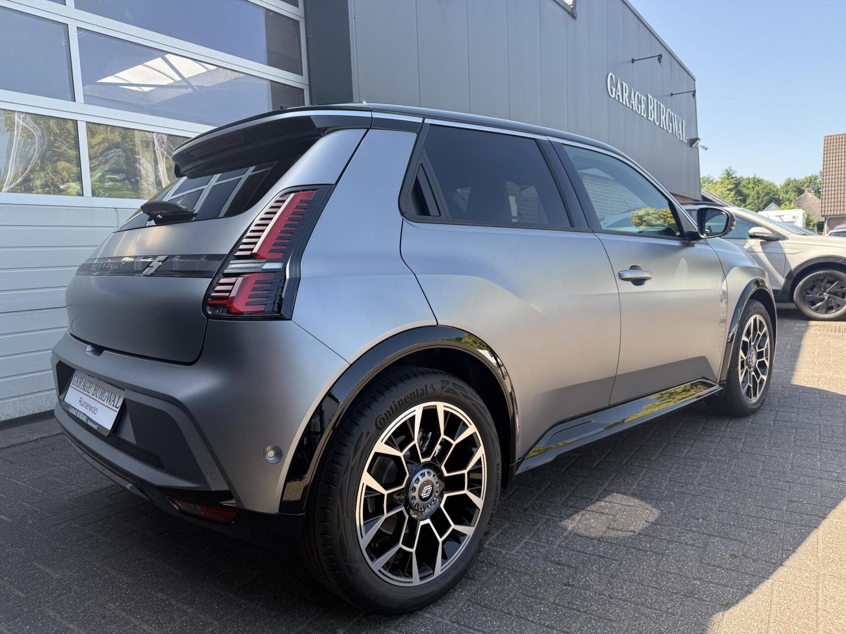 Renault 5 Electric 52KwH Roland Garros NIEUW DIRECT LEVERBAA, 12 maanden, Overige carrosserieën, Leder en Stof, Origineel Nederlands