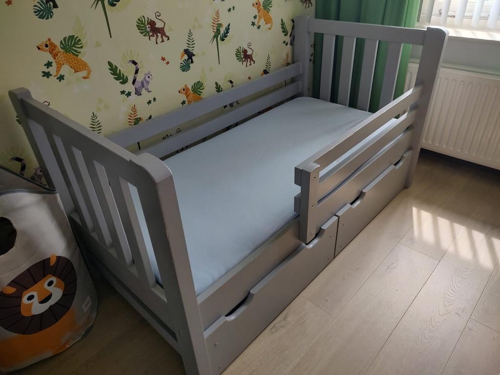 Grijs kleuterbed met lades en matras, Kinderen en Baby's, Kinderkamer | Bedden, Gebruikt, 70 tot 85 cm, 160 tot 180 cm, Ophalen