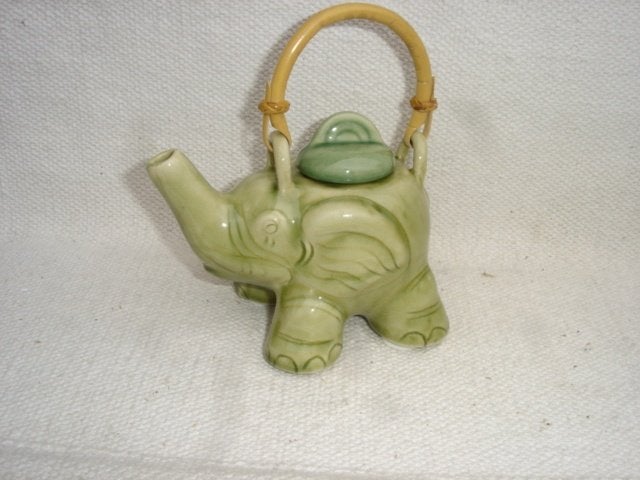 Celadon keramiek fair trade olifant theepotje, Huis en Inrichting, Keuken | Servies, Gebruikt, Keramiek, Ophalen of Verzenden
