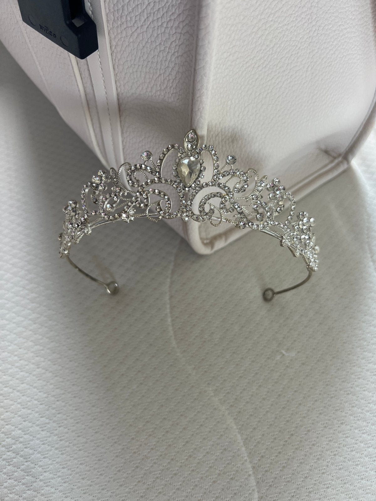 Prachtige zilverkleurige tiara met strass steentjes, Ophalen of Verzenden, Zo goed als nieuw