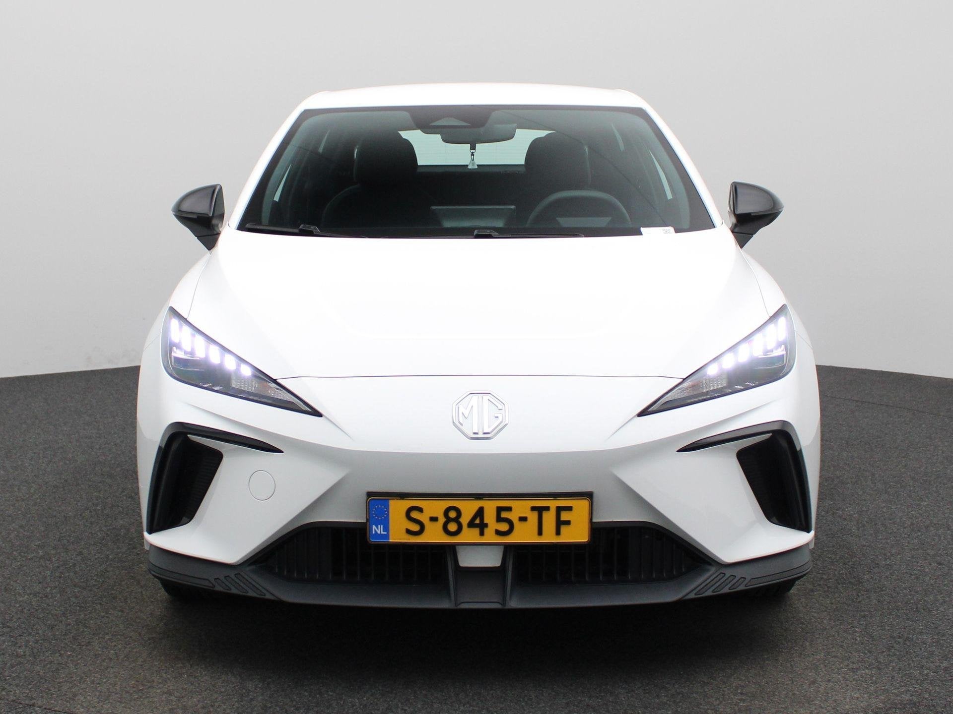MG MG4 Electric Standard 51 kWh | APPLE CARPLAY | ANDROID AU, Auto's, Automaat, 12 maanden, Gebruikt, Leder en Stof