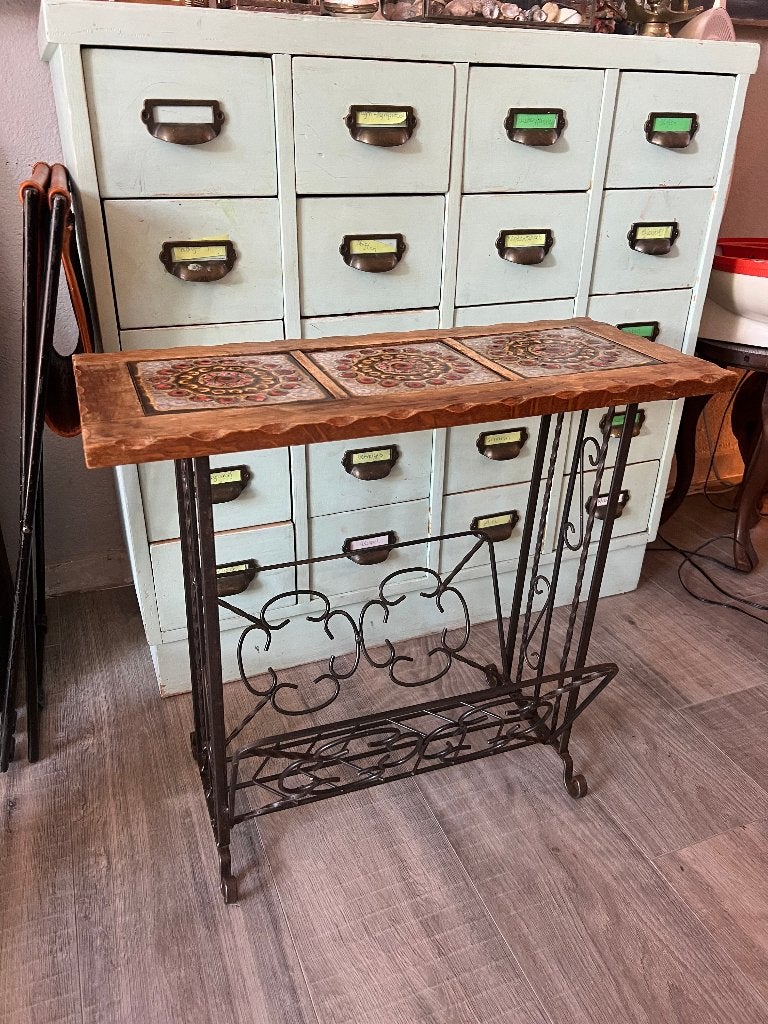 Vintage plantentafeltje tegels gietijzer houten krantenbak, Huis en Inrichting, 45 tot 60 cm, Minder dan 55 cm, Metaal of Aluminium